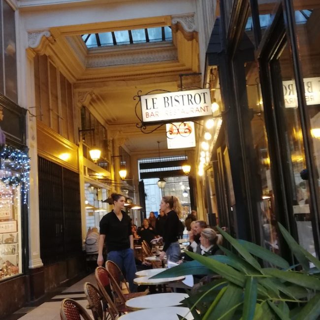 dessin-peinture dans un passage couvert de Paris