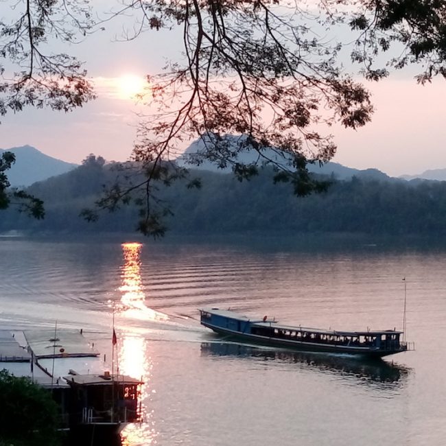 coucher de soleil sur le Mékong, à Luang Prabang. Stage de peinture en février 2027.