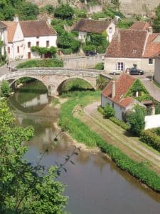 Semur, vue sur l'Armançon, Bourgogne. Stage de peinture, painting workshop.